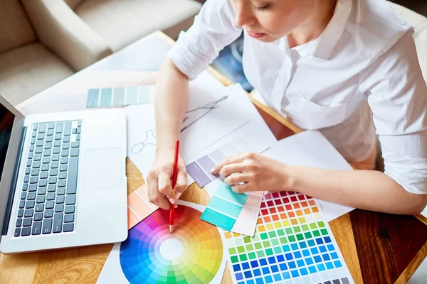 Creatieve Ontwerper Wijzend Kleur Diagram Terwijl Het Maken Van Keuze — Stockfoto