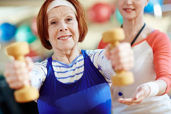 Femme Active Avec Haltères Regardant Caméra Pendant Exercice — Photo