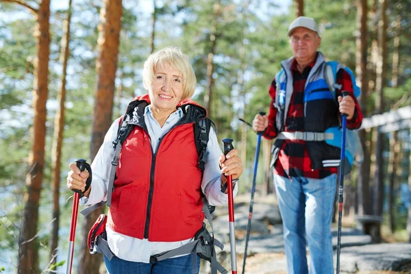 Actieve Volwassen Vrouwtje Doorbrengen Vrijetijdsbesteding Met Man Het Land — Stockfoto