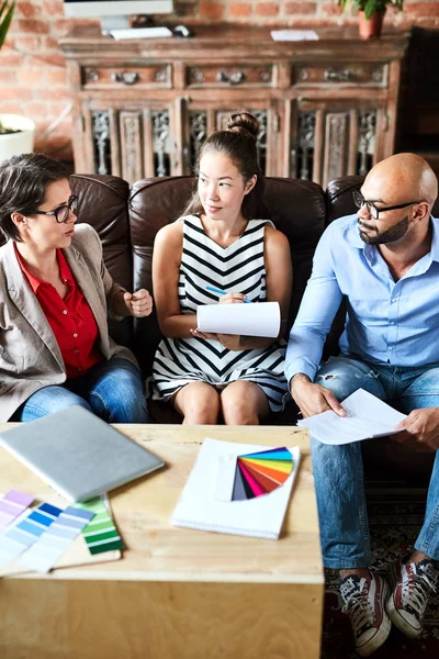 Drei Kreative Mitarbeiter Diskutieren Und Beraten Über Ein Neues Geschäftsprojekt — Stockfoto