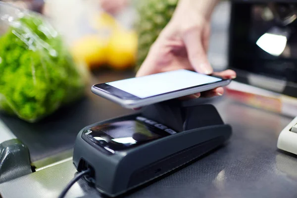 Närbild Skott Kvinnlig Hand Hålla Smartphone Över Terminal Använder Nfc — Stockfoto