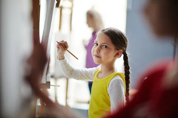 Art Studio Uzun Boylu Şövale Üzerinde Çizim Sınıf Sırasında Küçük — Stok fotoğraf