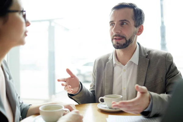 Selbstbewusster Geschäftsmann Erklärt Kollegen Der Kaffeepause Seine Idee — Stockfoto