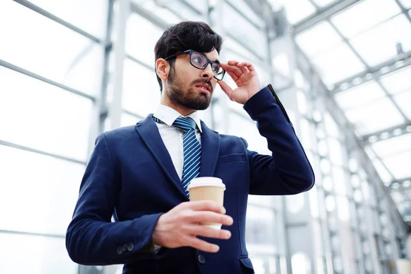 Posh Ung Man Kostym Och Glasögon Håller Drink — Stockfoto