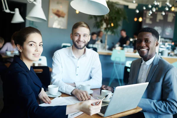 Grupo Tres Personas Negocios Seguros Sentados Mesa Durante Reunión Cafetería — Foto de Stock