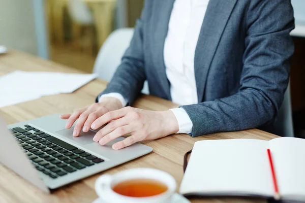 Donna Affari Con Laptop Fare Shopping Online Durante Pausa Caffè — Foto Stock