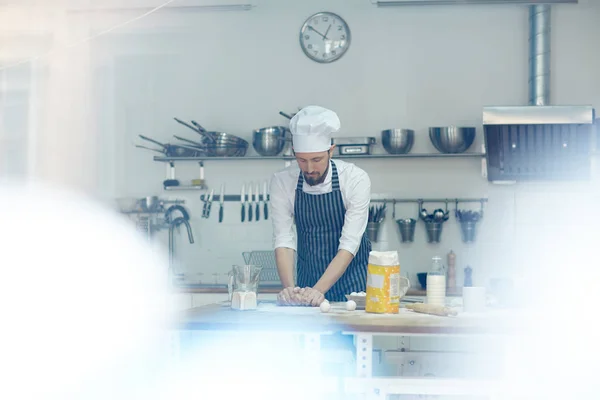 Bäcker Uniform Knetet Teig Arbeitsplatz — Stockfoto