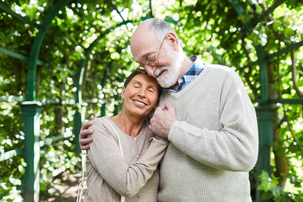 Amorous Coppia Matura Piedi Abbraccio All Interno Albero Vicolo Giorno — Foto Stock