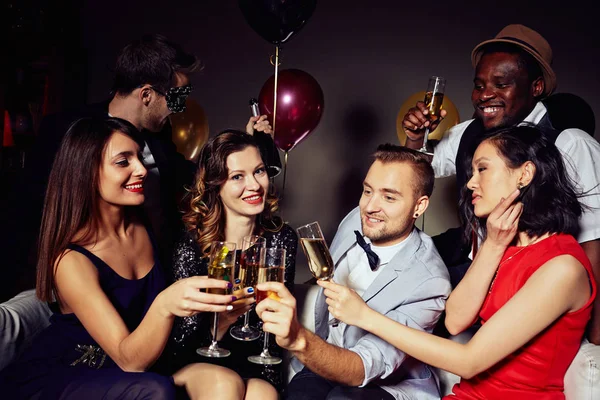 Grupo Multiétnico Jóvenes Reunidos Casa Para Celebrar Cumpleaños Amigo Brindan — Foto de Stock