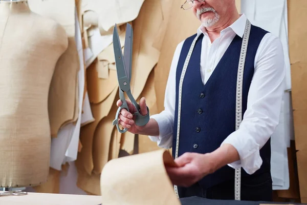 Retrato Padrões Roupa Corte Alfaiate Qualificados Fazer Roupas Pequena Loja — Fotografia de Stock