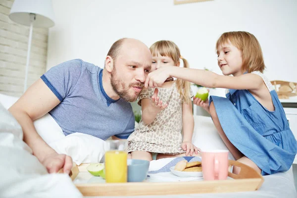 Kleine Mädchen Füttern Vater Vom Löffel Bett — Stockfoto