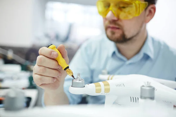 Close Shot Van Man Met Oranje Beschermend Masker Werken Vaststelling — Stockfoto