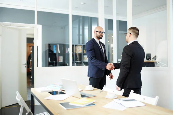 Hedendaagse Leiders Zakelijke Partners Handshaking Kantoor — Stockfoto