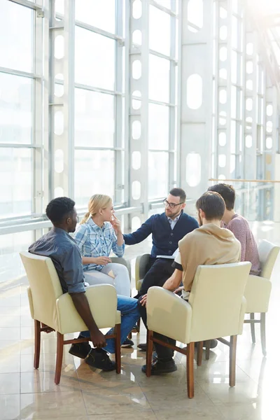 Equipe Empresários Modernos Que Comunicam Reunião — Fotografia de Stock