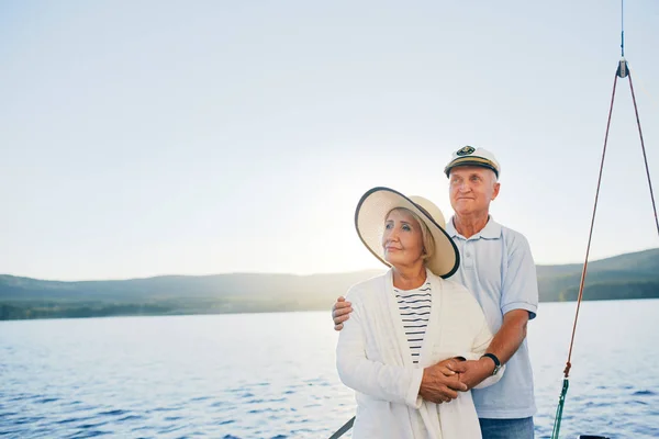 Verliebte Reife Eheleute Auf Sommerreise — Stockfoto