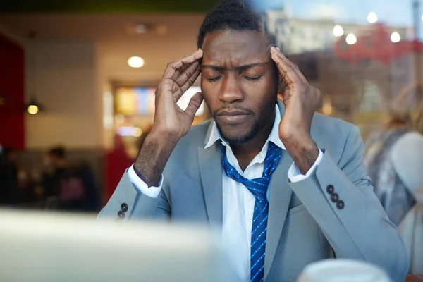 Uomo Affari Strofinando Tempie Che Soffrono Mal Testa Mentre Seduto — Foto Stock