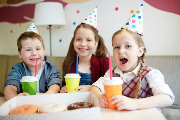 Bambini Allegri Che Esprimono Felicità Alla Festa Compleanno — Foto Stock