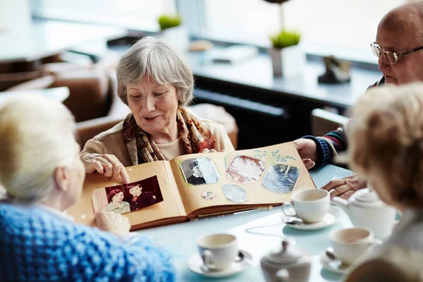 Four Senior Friends Hanging Out Lovely Coffeehouse Drinking Delicious Tea — Stock Photo, Image