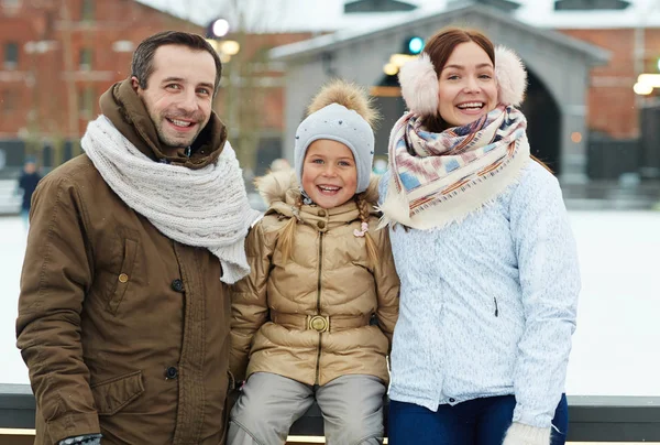 Fröhliches Junges Paar Und Ihre Süße Tochter Winterbekleidung Genießen Das — Stockfoto