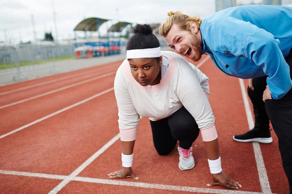 Personal Trainer Motivando Mulher Com Excesso Peso Preparando Para Correr — Fotografia de Stock