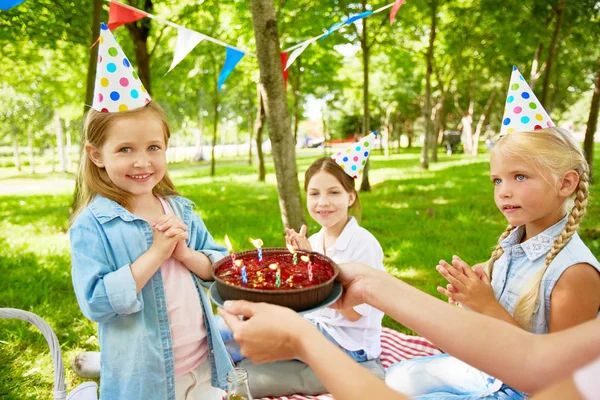 Chica Sorprendida Mirando Cámara Con Sabroso Pastel Frente Sostenido Por — Foto de Stock