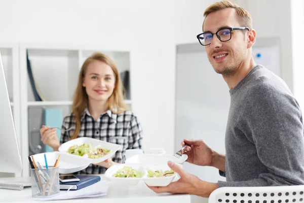 Gelukkig Jonge Collega Lunch Door Hun Werkplek Bij Breuk — Stockfoto