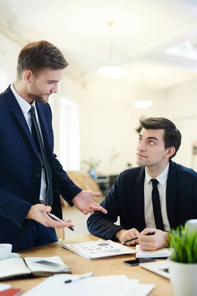 Comerciantes Profesionales Banqueros Discutiendo Información Financiera Documento — Foto de Stock