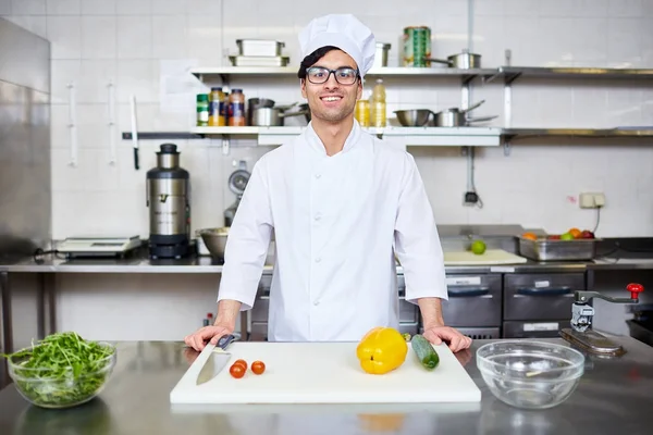 Fröhlicher Junger Koch Uniform Steht Arbeitsplatz Der Küche — Stockfoto