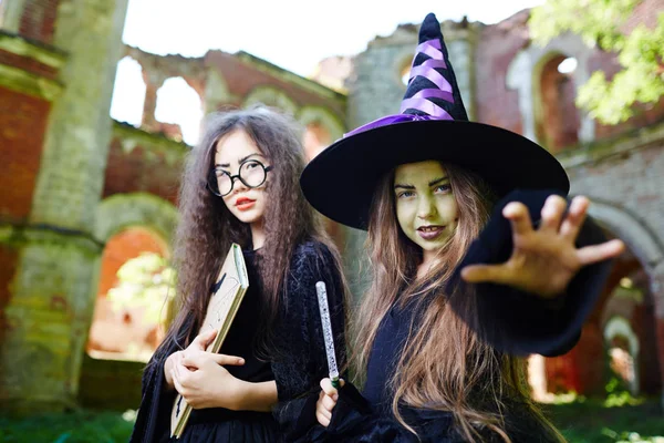 Pequena Bruxa Negra Sua Amiga Trajes Halloween — Fotografia de Stock