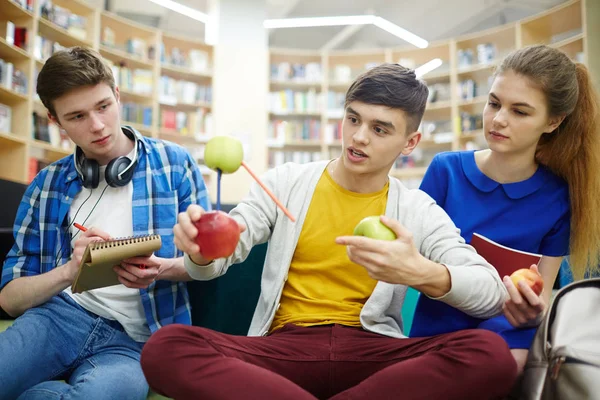 Grupo Jóvenes Que Estudian Biblioteca Universidad Tres Estudiantes Que Trabajan — Foto de Stock