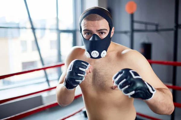 Sterke Kick Boxer Beschermend Masker Kijken Naar Zijn Rivaal Tijdens — Stockfoto