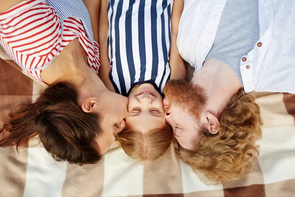 Unga Föräldrar Kysser Sin Bedårande Dotter Kinder — Stockfoto