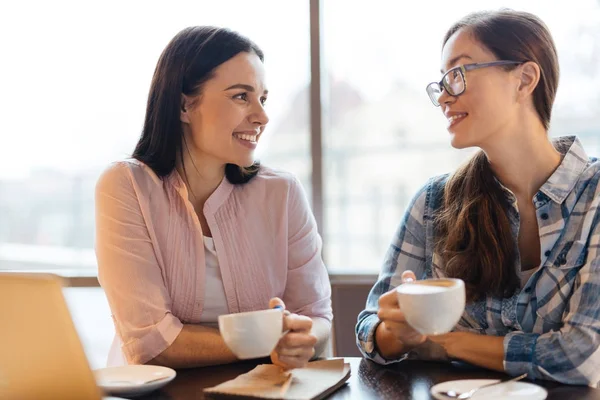 Friendly Girls Cups Coffee Talking Break — Stock Photo, Image