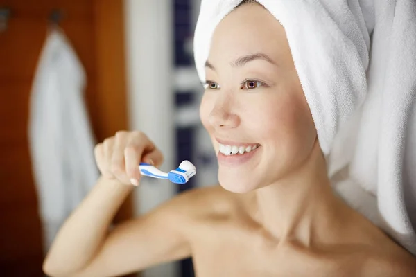 Jovem Mulher Fresca Limpando Dentes — Fotografia de Stock
