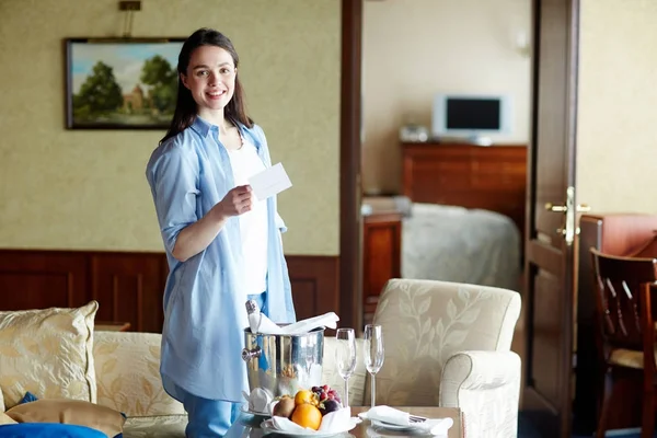 Jonge Vrouwelijke Staande Eetzaal Hotel — Stockfoto