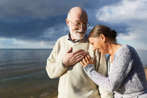 Szczęśliwy Romantyczny Seniorów Zabawy Przez Wody Podczas Relaksu Plaży — Zdjęcie stockowe