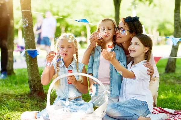 无忧无虑的孩子和他们的母亲在公园肥皂泡沫的乐趣 — 图库照片