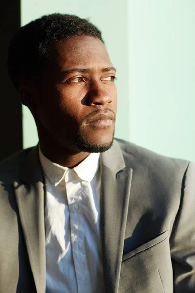 Business Porträtt Ung Stilig Afroamerikansk Man Stående Solljus Mot Väggen — Stockfoto