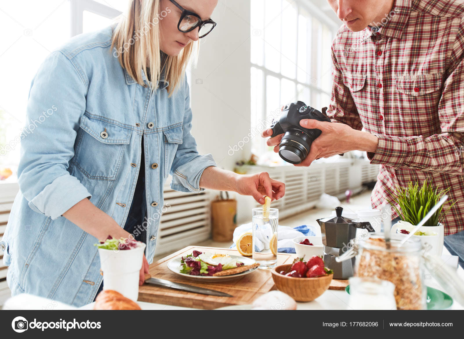хозяйка на кухне. готовка пищи. готовка на кухне. кухня приготовление. готовка на кухне.