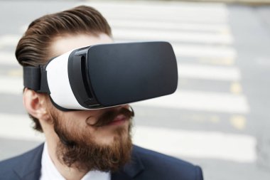 Sakal ve bıyık sokakta vr gözlük takan genç işadamı