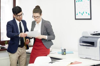 Yakışıklı genç Yöneticisi başarılı iş onun erkek içinde modern yönetim kurulu toplantısı yaparken üstün sonuçlar