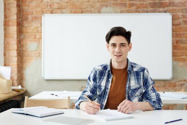 Emin uzman ya da yapım Yöneticisi rapor hazırlarken notları