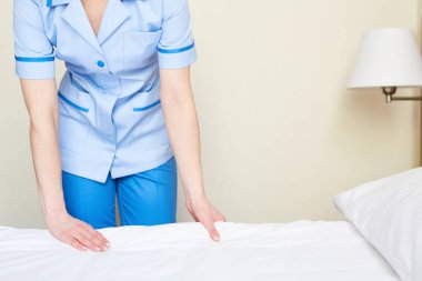 Otel personeli tek tip yatak misafirler için Bakımı