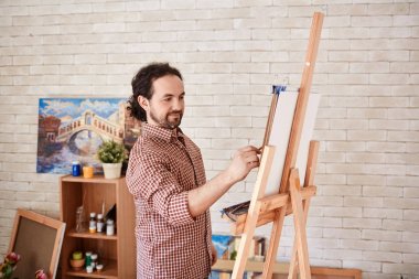 Portre resim sanat atölyesi, resimde zevk yetenekli ilham sanatçının gülümseyen