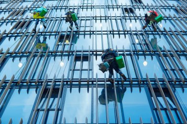 Birkaç işçi modern bina temizlik