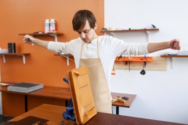 Leathercraftsman inishing iş üzerine bej deri evrak çantası