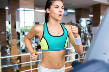 Modern kız spor olarak çalışma sırasında koşu bandı üzerinde çalışan