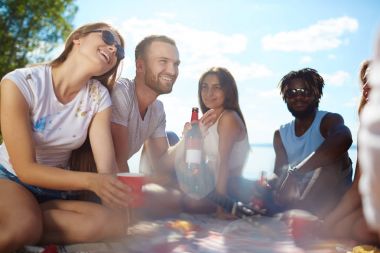 Beach parti rahatlatıcı gençler grup