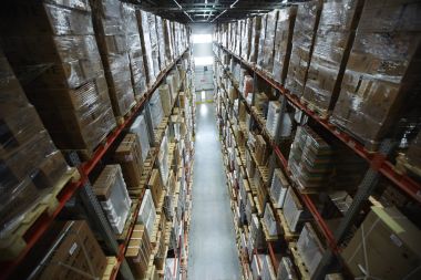 Paketlenmiş ürünler toptan ambarındaki kutularıyla bir sürü