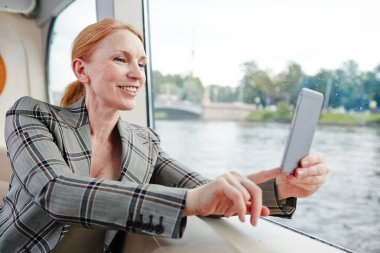 Onun selfie vapur pencere yapma smartphone ile erkek gülümseyen